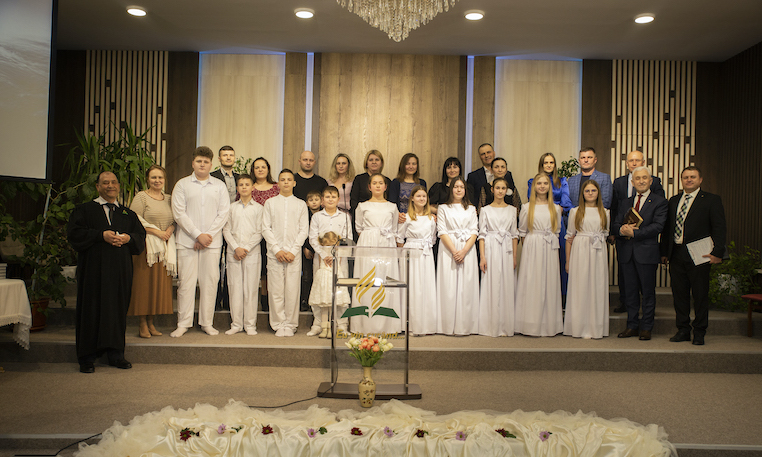 Moldova kogudus rõõmustab kümne noore ristimise üle