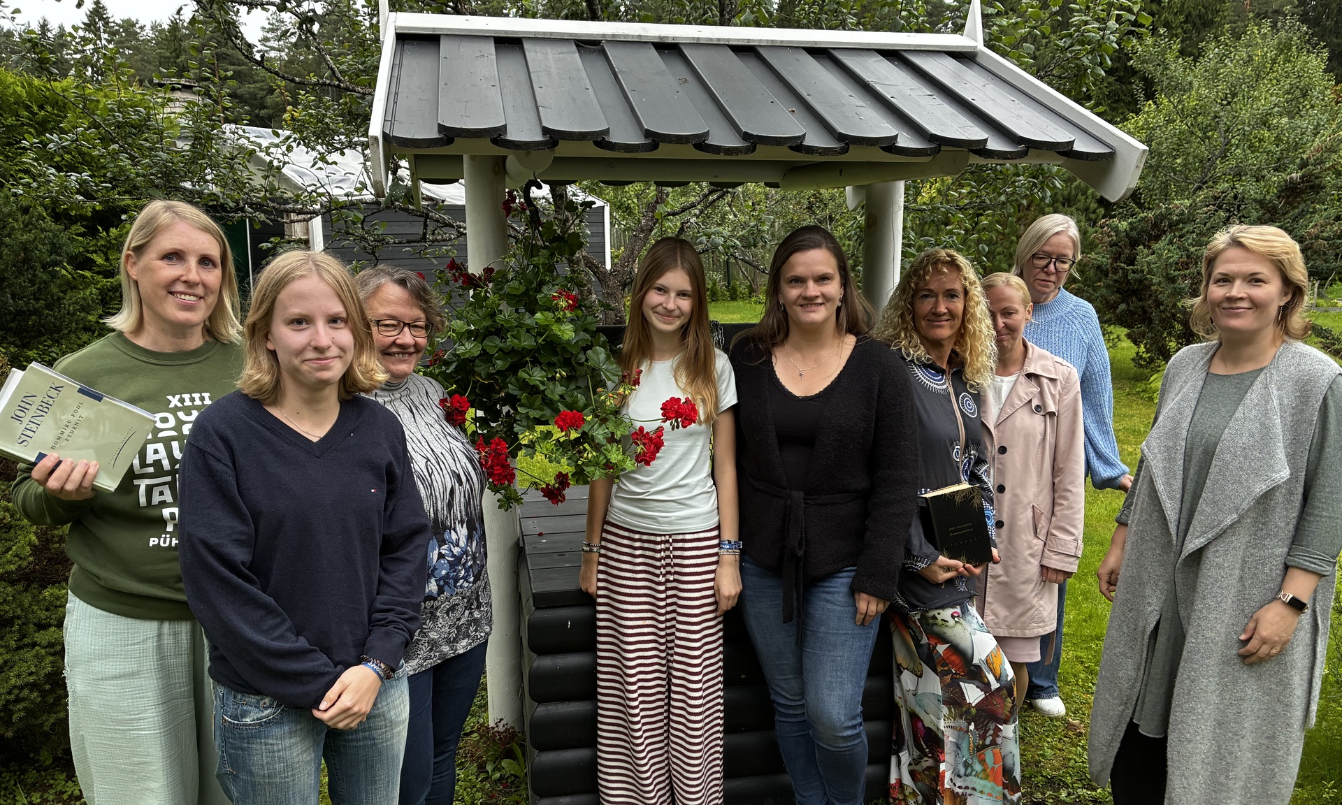 Naiste raamatuklubi suvelugemine oli "Hommiku pool Eedenit"